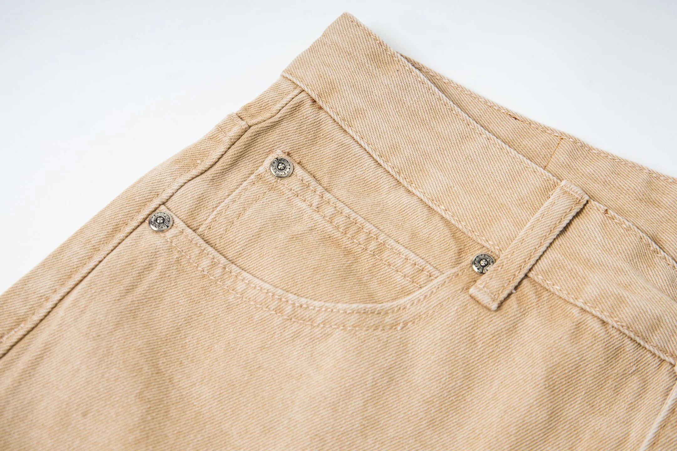 P240 Chrome Hearts 2025 New Miami Limited Couple Washed Jeans with Multiple Black Cross Leather Labels is a hot item this season and is sought after by countless celebrities and fashionistas. The neat details of the cutting process add color to the playful fashion! The neat and meticulous design, and the well-fitting structure is unique. The upper body not only has outstanding recognition, but also looks younger and younger. A style with the ultimate wearing meaning and performance, gorgeous color matching, and the craftsmanship of this style is also extremely extraordinary. After the finished product is washed, it is disassembled and hand-made with sheepskin cross leather and then spliced ​​together to complete. The whole piece has too many craftsmanship to describe. It is decorated with patchwork cross flowers and high-waisted washed jeans! ! Absolutely high-end luxury product, a god-level single product, a super popular product, made with top heavy industry, a magic weapon that cannot be missed in the street. Style number: 1866# Size: 28 30 32 34 Color: khaki pink khaki black